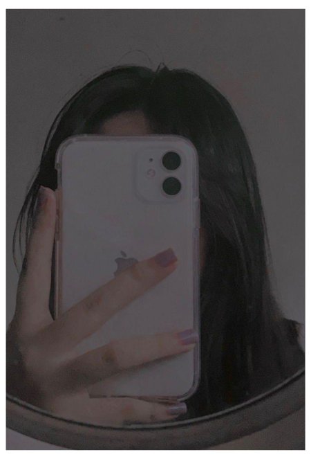 Девушка с айфоном в зеркале