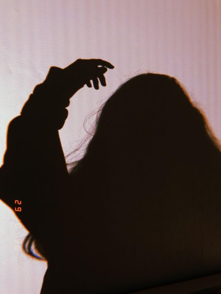 Девушка прикрывает лицо