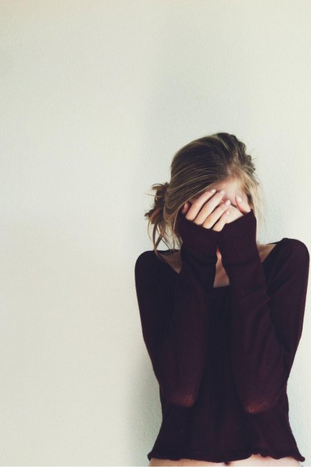 Девушка прикрывает лицо