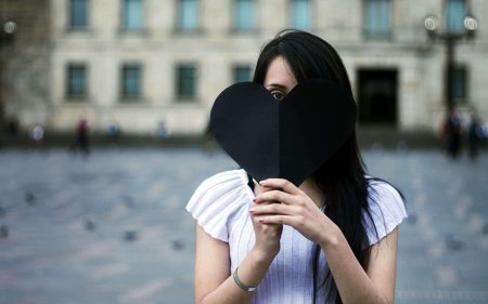 Девушка прикрывает лицо