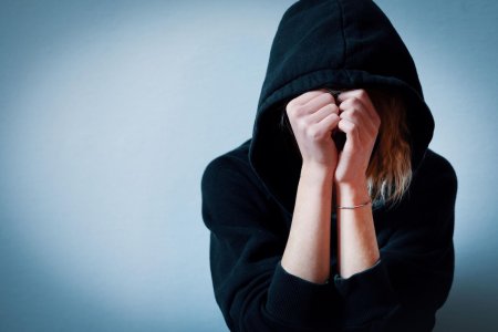 Девушка в капюшоне