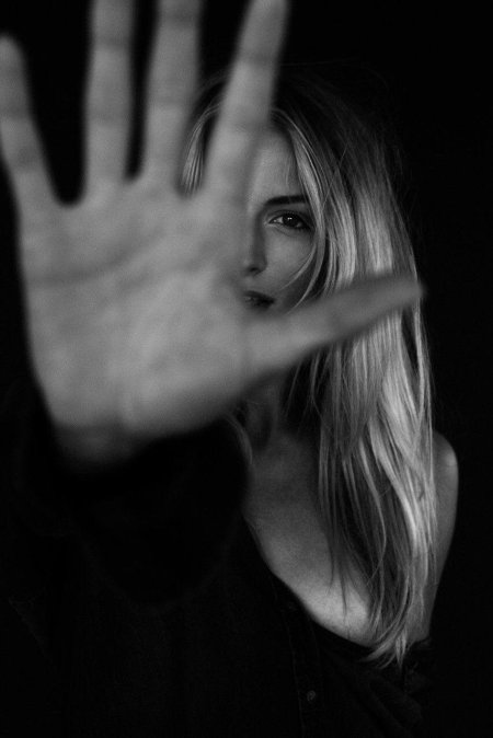 Блондинка с прикрытым лицом