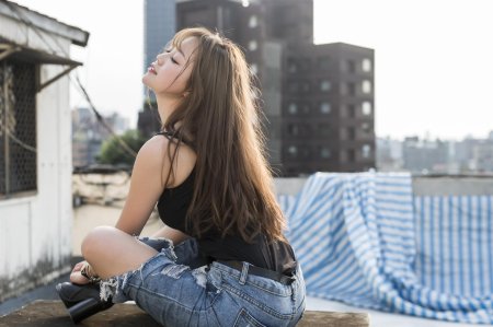 Закрытая девушка