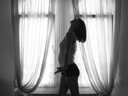 Девушка с каре со спины брюнетка