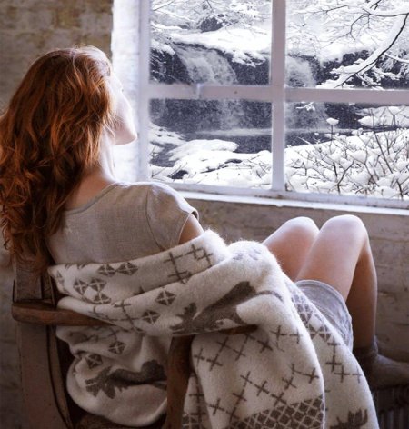 Девушка у зимнего окна