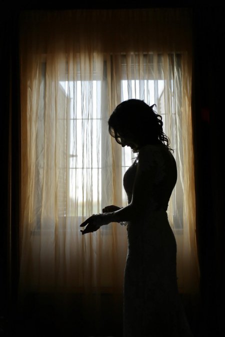 Женский силуэт в окне