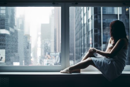 Девушка смотрит в окно