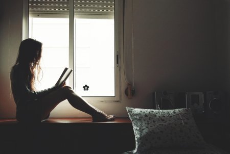 Девушка возле окна