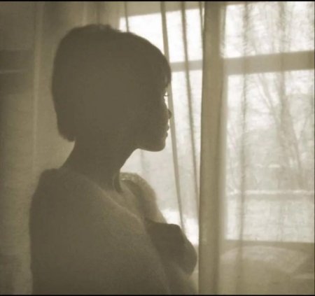 Девушка с короткими волосами у окна