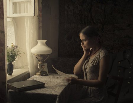 Девушка с письмом