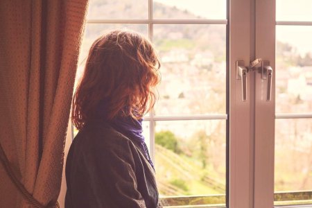 Женщина у окна