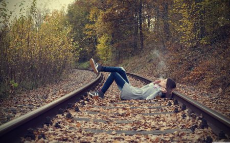 Девушки, лежащие на рельсах