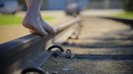 Нога на рельсах