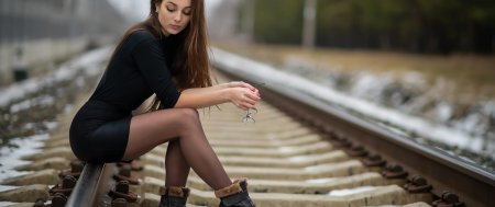 Девушка на рельсах