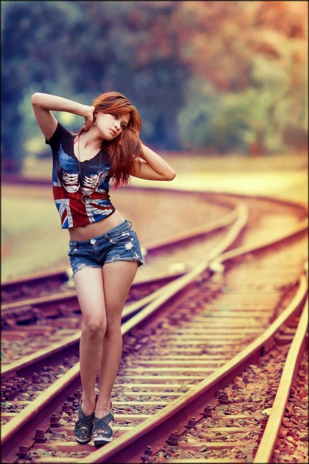 Красивые девушки на рельсах