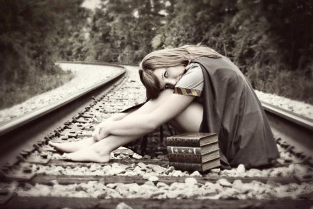 Девушка на рельсах