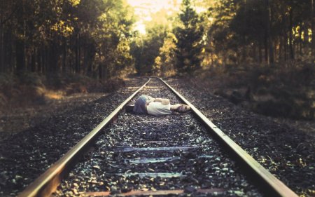 Девушка на рельсах