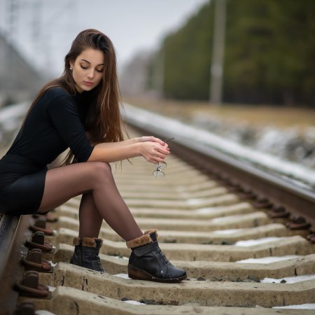 Девушка на рельсах