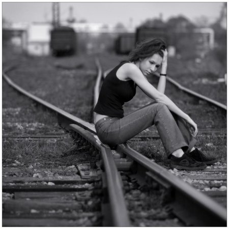 Девушка на рельсах
