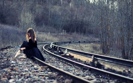 Девушка на железной дороге