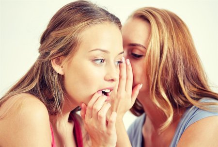 Шептать на ухо