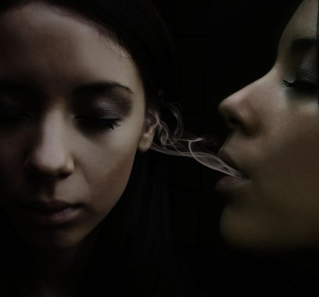 Шепот на ухо