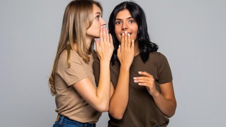 Две девушки шепчутся