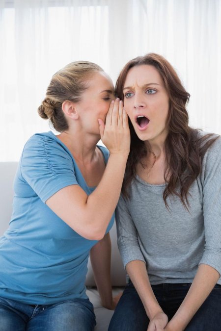 Девушка шепчет на ухо