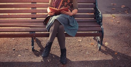 Женщина на скамейке