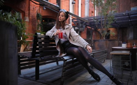 Девушка на скамейке