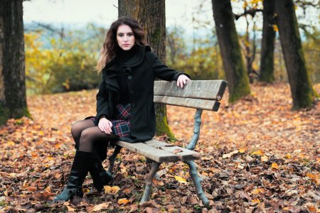 Девушка в осеннем парке