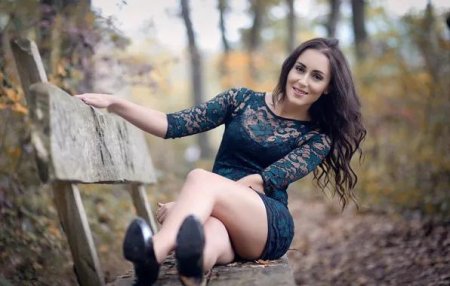 Девушка на скамейке