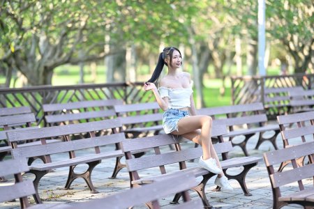 Девушка сидит на лавочке