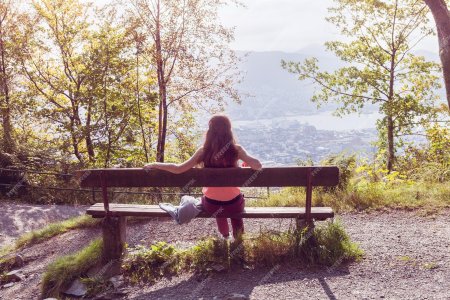 Девушка сидит на скамейке