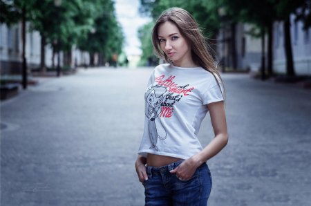 Красивые девушки в джинсах и майке