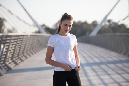 Девушка в белой футболке