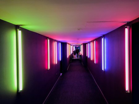 Неоновый коридор