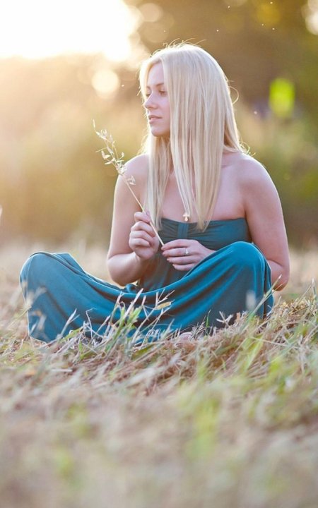 Девушка сидит на траве