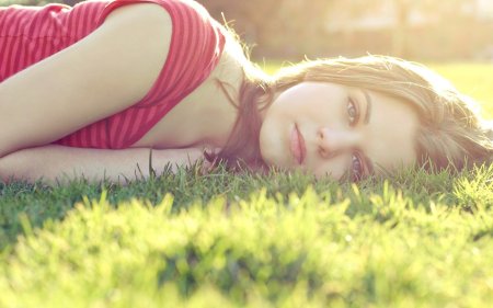 Девушка лежит