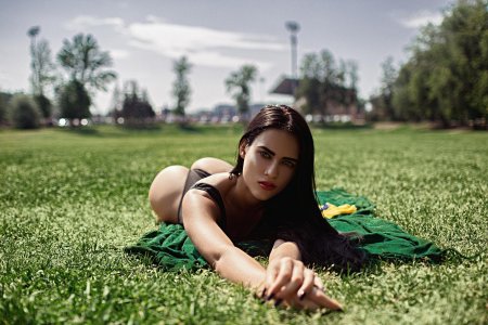 Девушка на газоне