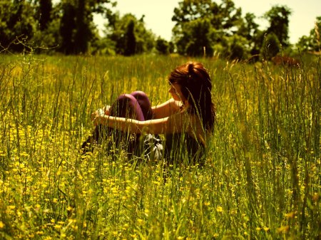 Девушка на лугу