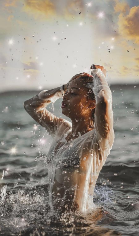 Женщина в воде