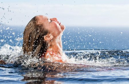 Девушка выныривает из воды