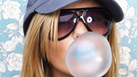 Девушка с жвачкой