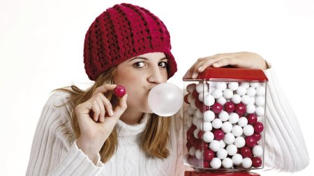 Девушка с жвачкой