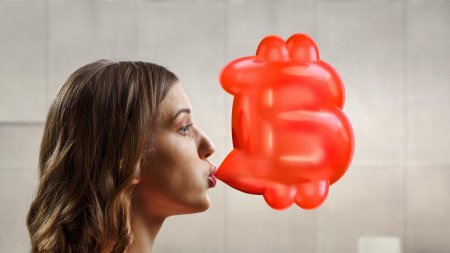 Девушка жует жвачку