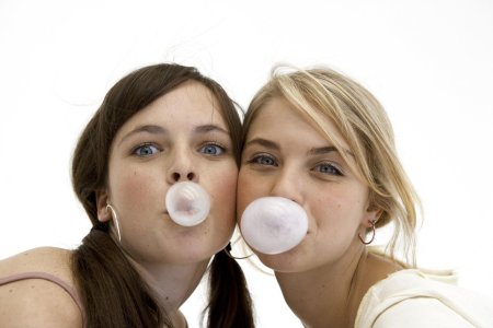 Человек жует жвачку