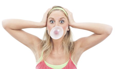 Девушка с жвачкой