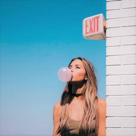 Девушка с жвачкой