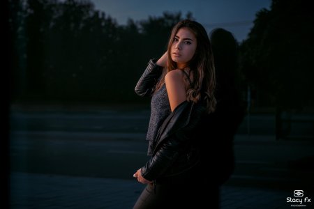 Девушка оборачивается